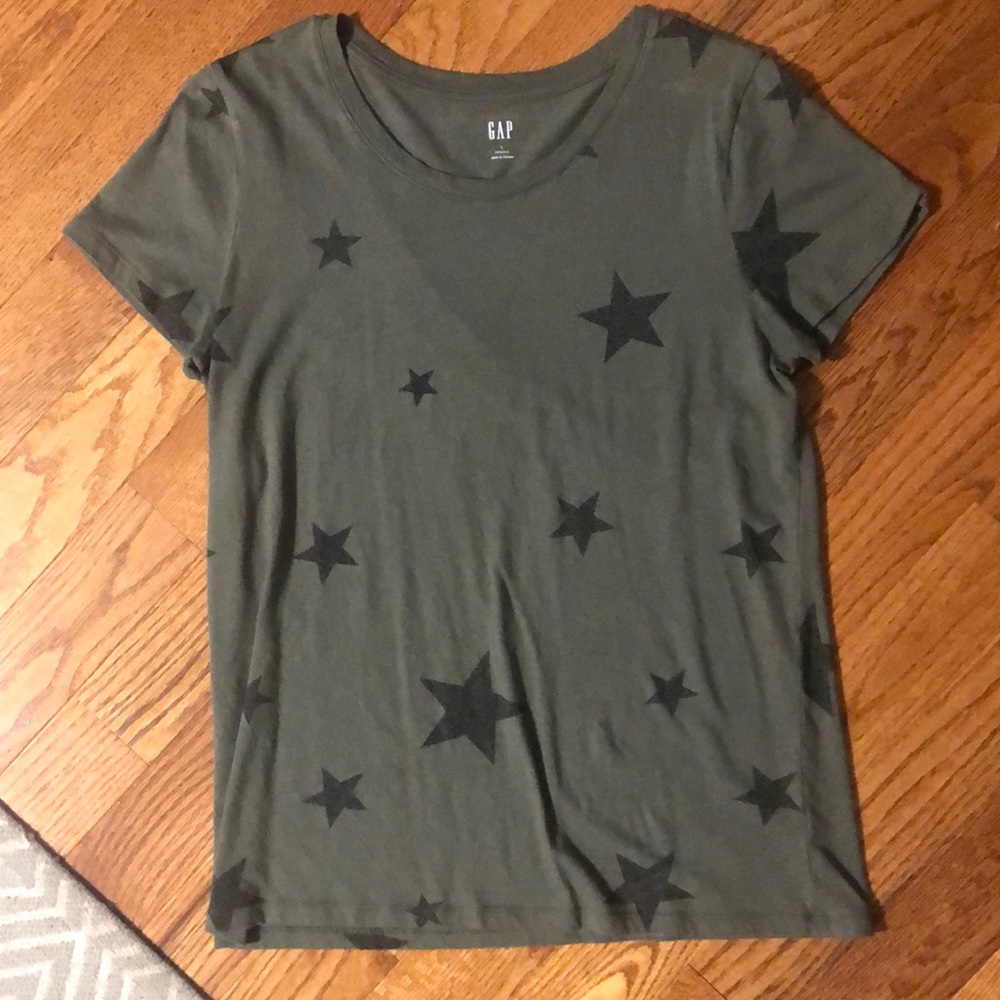 Barely worn Gap size large “favorite” tee